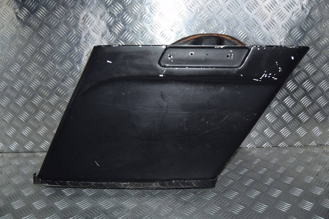 Kufer boczny prawy akcesoryjny