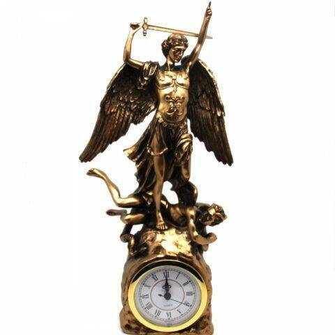 Figura z zegarem Archanioł Michał