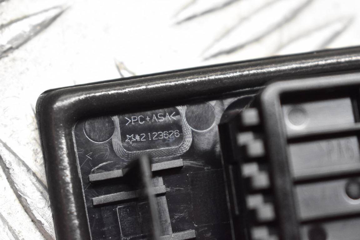 Przycisk klapy bagażnika kamera tył I (Zdjęcie 12)