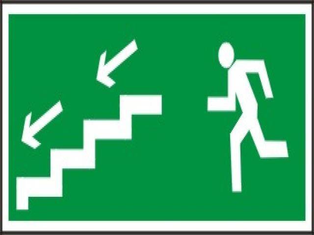 Znak ewakuacyjny kierunek schodami w dó