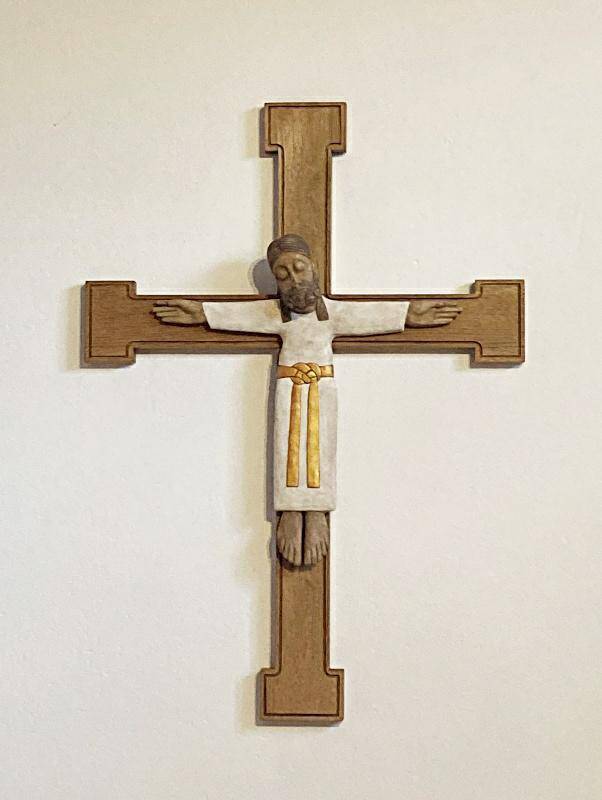 Duży krzyż drewniany z Chrystusem