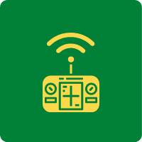 Żółty kontroler radiowy na zielonym tle w barwach GP Batteries.