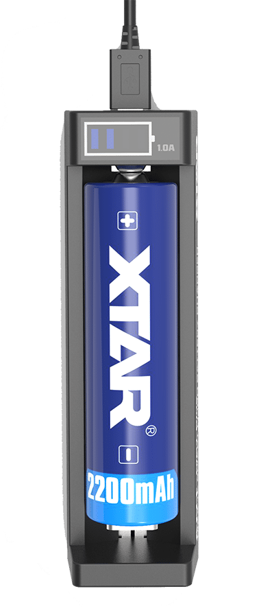 Ładowarka XTAR MC1 Plus, zaprezentowana na wprost z akumulatorem firmy XTAR.