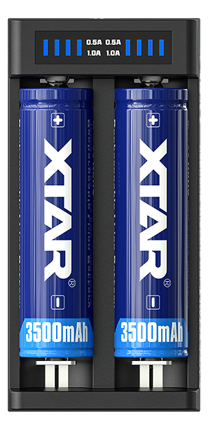 Ładowarka XTAR MC2 Plus, zaprezentowana na wprost z akumulatorami firmy XTAR.