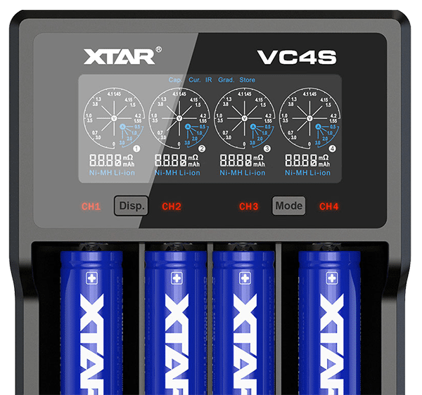 Ładowarka XTAR VC4S, zwrócona na wprost. Zbliżenie na wyświetlacz.