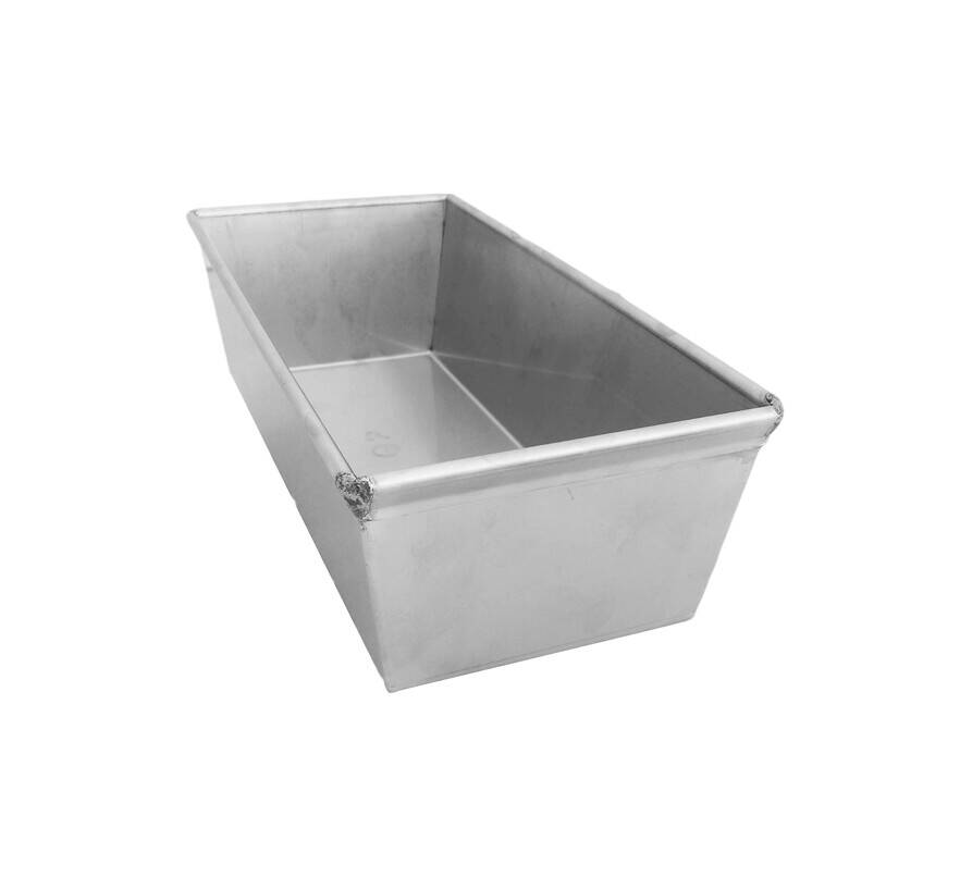 A versatile rectangular baking pan, suitable for a wide range of culinary creations.