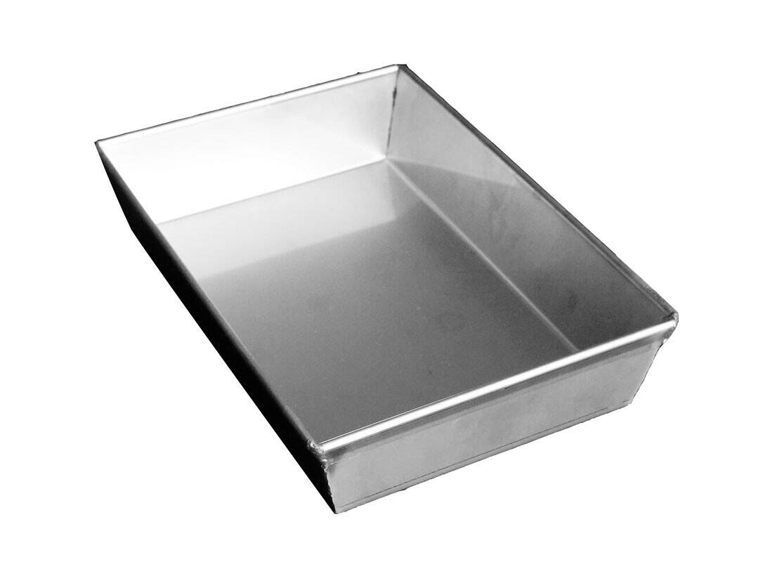 Baking pan for lasagna: a rectangular dish made of stainless steel, perfect for baking delicious layers of pasta, sauce, and cheese.
